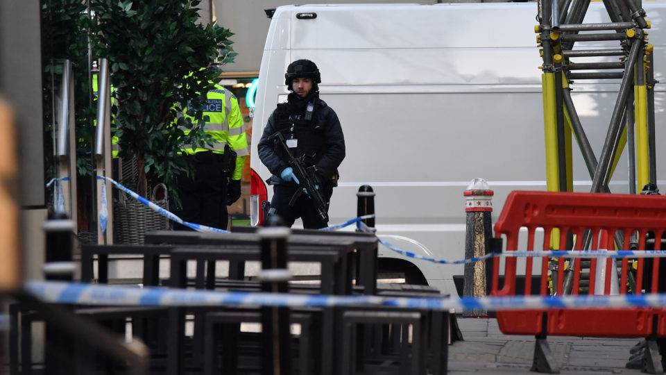 Policial armado fica de guarda perto da Ponte de Londres, após ataque com faca