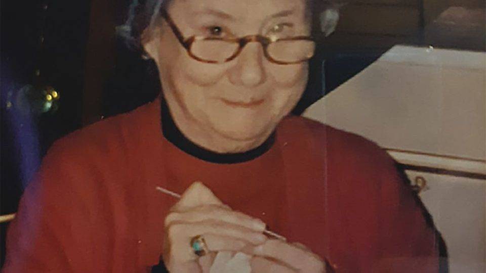 Nydia organizou um grupo de mulheres imigrantes através do bordado para enxovais.