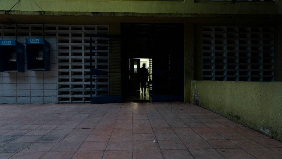 Colapso da Venezuela atinge duramente pessoas com doenças mentais A maior parte do Hospital Psiquiátrico de Caracas, Venezuela, está no escuro porque a administração não consegue comprar novas lâmpadas. 15 de agosto de 2019