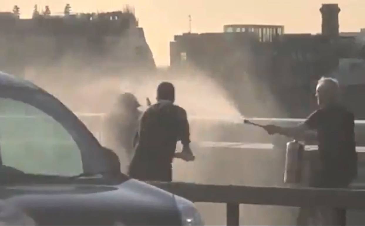 Duas armas improváveis ajudaram a conter um terrorista em Londres: uma presa de baleia narval e um extintor de incêndio.