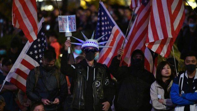 Manifestantes pró-democracia em Hong Kong agradecem aos EUA após o presidente Trump assinar lei de apoio aos manifestantes, desagradando a China, 28 de novembro de 2019