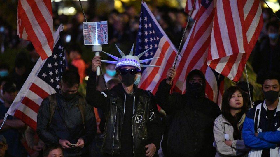 China espera que Trump seja reeleito porque ele é “fácil de ler” Manifestantes pró-democracia em Hong Kong agradecem aos EUA após o presidente Trump assinar lei de apoio aos manifestantes, desagradando a China, 28 de novembro de 2019