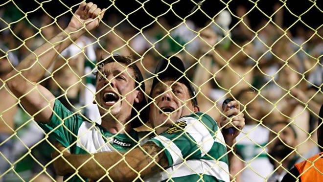 Torcedores do Coritiba festejam o aceso à Série A no Barradão.