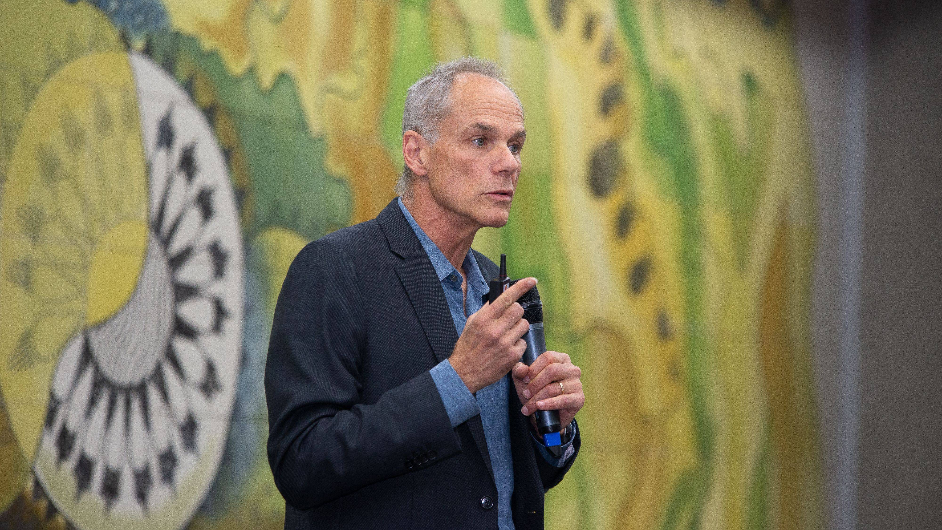 O astrofísico Marcelo Gleiser em palestra na PUEPC, em outubro de 2019.