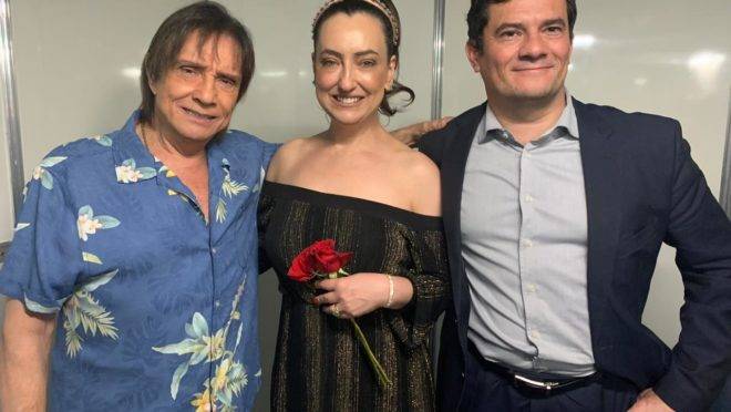 Em show na Ópera de Arame, em Curitiba, Roberto Carlos interrompeu o espetáculo para reverenciar o juiz Sergio Moro. O público reagiu com aplausos e gritos.
