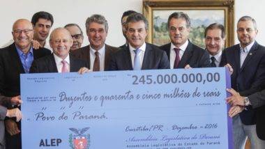 Em 2016, teve foto com o cheque gigante sendo devolvido pela Assembleia Legislativa para o governo do Paraná.