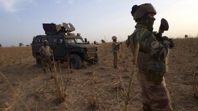 Soldado do exército francês patrulha uma área rural durante operação Barkhane no norte de Burkina Faso, 9 de novembro de 2019