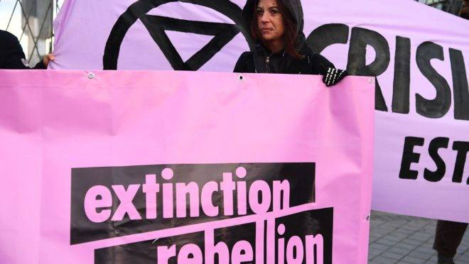 Ativista do Extinction Rebellion durante manifestação em Madri, Espanha, em 2 de dezembro de 2019.