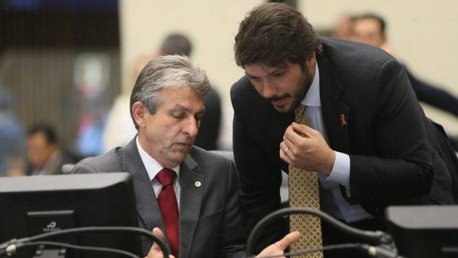 Os deputados estaduais Tadeu Veneri (PT), líder da oposição, e Tiago Amaral (PSB), relator do projeto de lei 594/2019