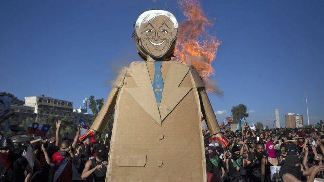Boneco representando o presidente chileno Sebastián Piñera é queimado em protesto em Santiago, 29 de novembro de 2019