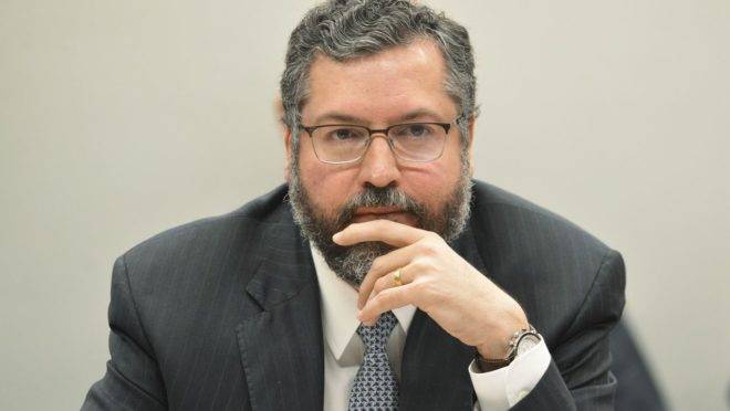 Chanceler Ernesto Araújo disse que Brasil está tratando declaração de Trump sobre a taxação do aço brasileiro com "muita tranquilidade".