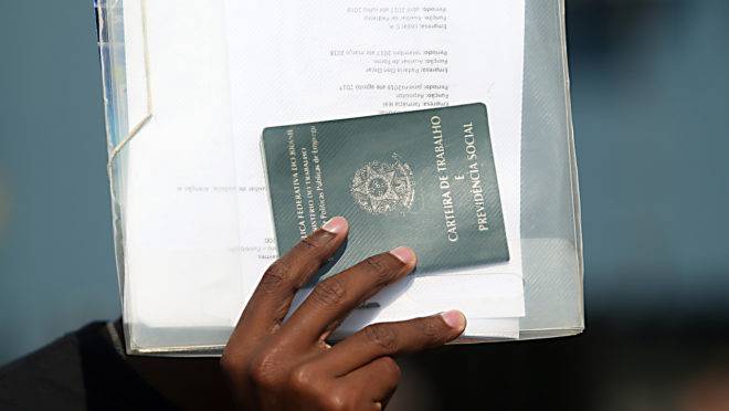 Ter trabalhado com carteira assinada é um dos requisitos para receber o abono.