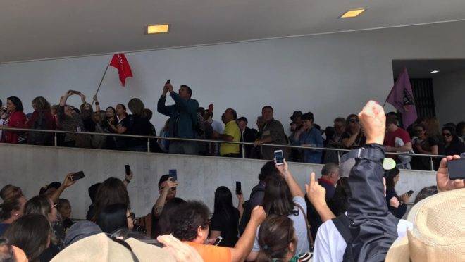 Galerias e corredores da Assembleia Legislativa do Paraná estão tomados por servidores, em protesto.