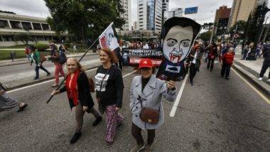 22% das escolas estaduais são afetadas pela greve dos professores Professores marcham em protesto no Centro Cívico, em Curitiba