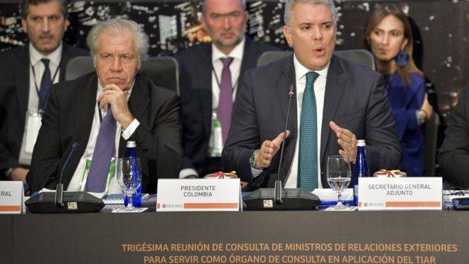 O presidente da Colômbia, Iván Duque (à direita), ao lado do secretário geral da Organização dos Estados Americanos (OEA), Luis Almagro, em reunião de países do Tiar em Bogotá, Colômbia, 3 de dezembro de 2019