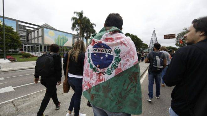 Servidor durante manifestação nos arredores da Assembleia Legislativa, na tarde desta terça-feira (3)