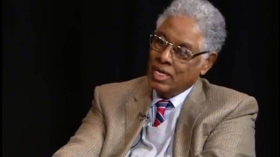 Quem é Thomas Sowell, um dos intelectuais mais respeitados dos EUA Thomas Sowell: um garoto negro nascido no Sul dos Estados Unidos, em 1930, como o quinto filho de uma empregada doméstica e de um pai que morreu antes do parto