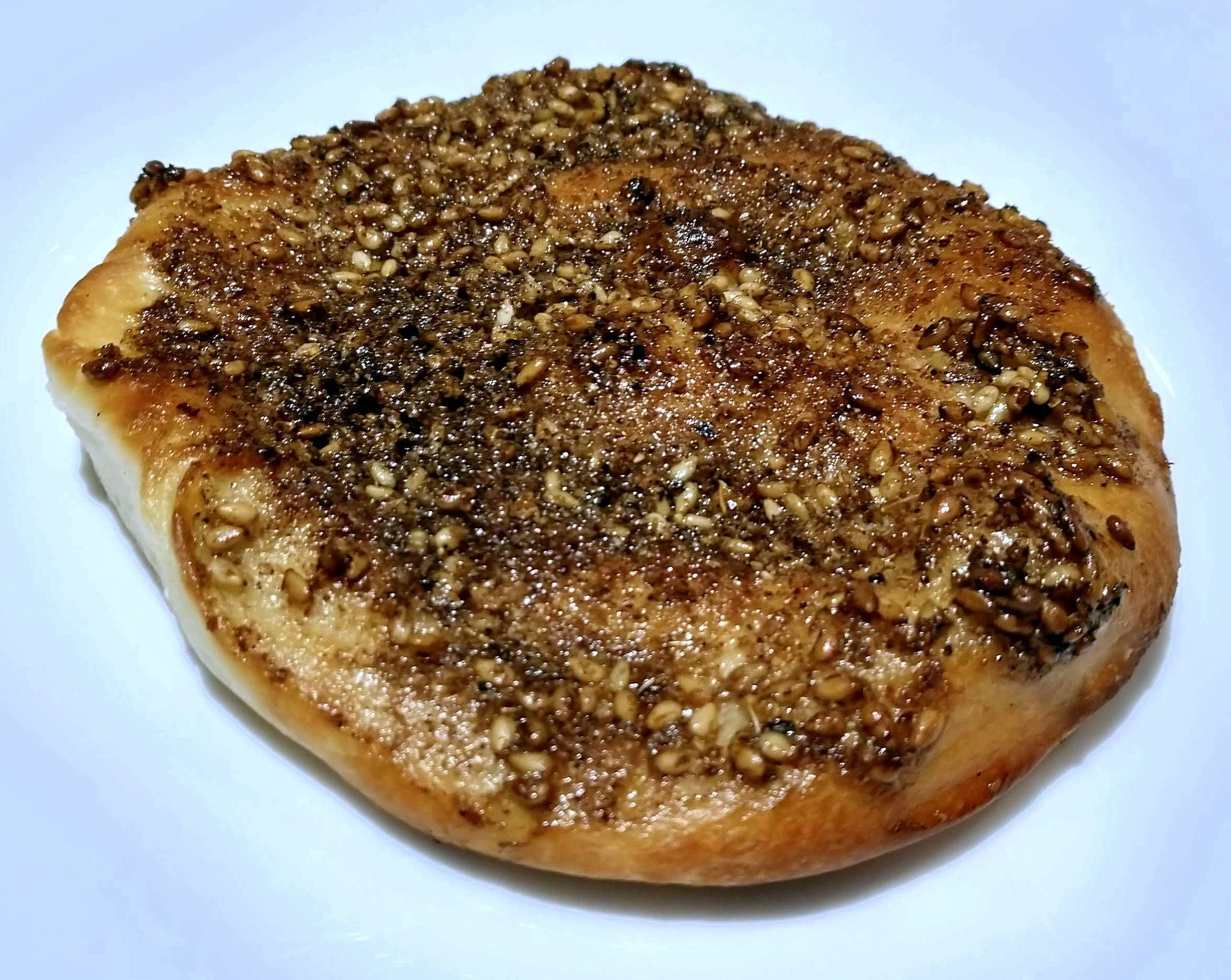 Esfiha de zaatar, uma incrível combinação de sabores árabes. Esfiha de zaatar, uma incrível combinação de sabores árabes.