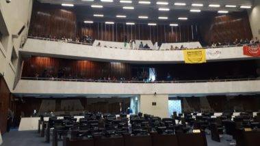Servidores desocupam Alep, mas mantêm protesto na praça Servidores estaduais passaram a noite na Assembleia Legislativa do Paraná.
