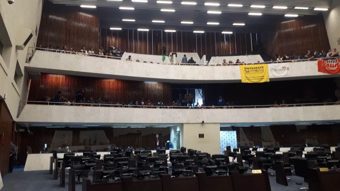 Servidores estaduais passaram a noite na Assembleia Legislativa do Paraná.