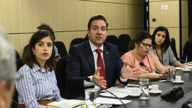 A comissão externa durante reunião com o MEC.
