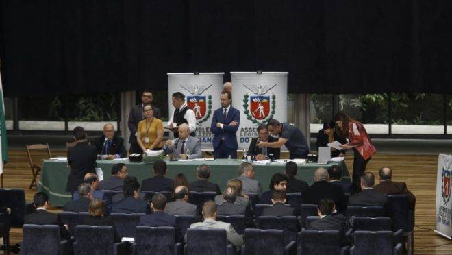 Deputados estaduais realizam sessão improvisada na Ópera de Arame.
