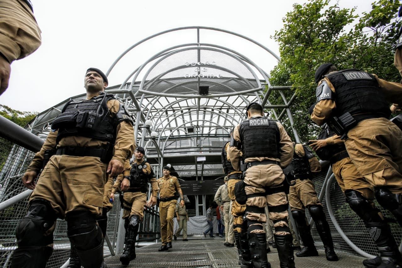 Policiamento é reforçado na Ópera de Arame, sem permitir acesso de manifestantes.