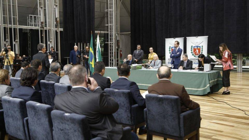 Deputados aprovam reforma da Previdência de servidores do Paraná Deputados durante sessão de votação da proposta da reforma da Previdência estadual