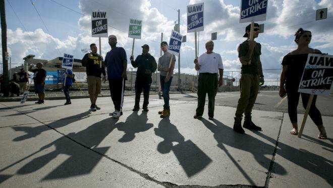 Grevistas do lado de fora da fábrica da General Motors em Flint, Michigan.
