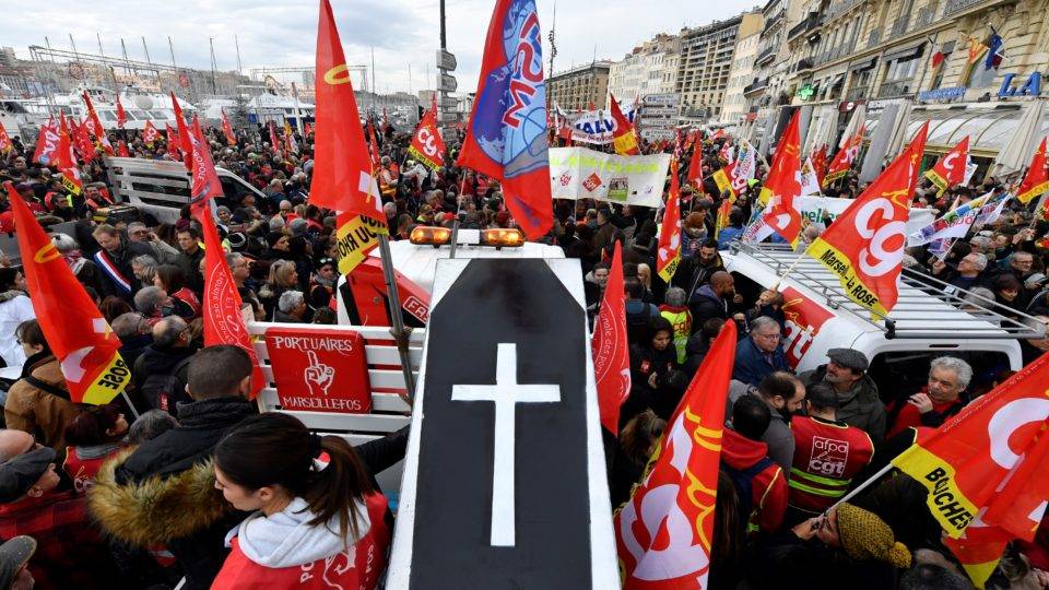 Sindicatos franceses protestam contra reforma da previdência na França