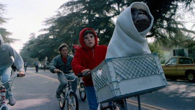 Nostalgia sarcástica: propaganda transforma o clássico “E.T.” em mercadoria e reduz o Natal a um feriado sem a presença de Cristo.