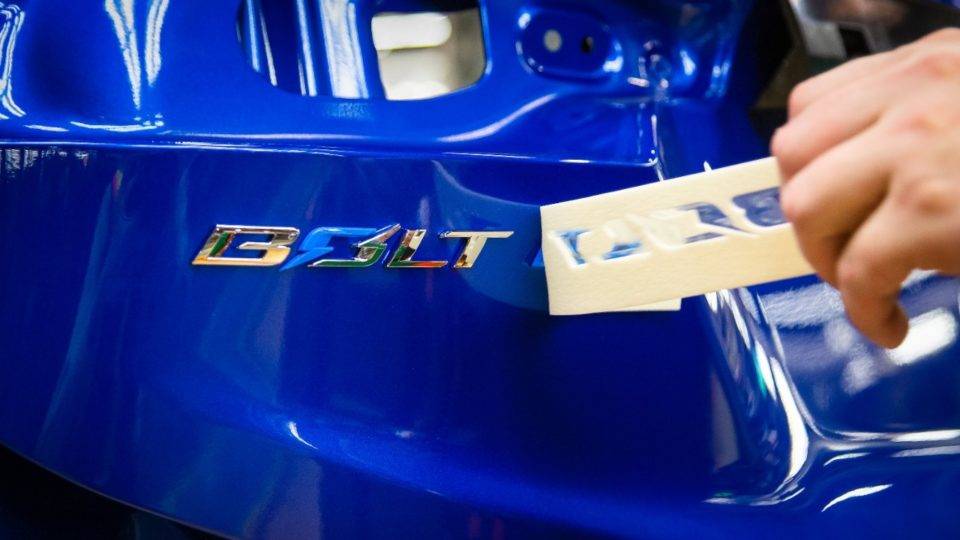 General Motors e LG se unem para avançar na corrida dos carros elétricos Chevrolet Bolt EV, um dos elétricos da GM.
