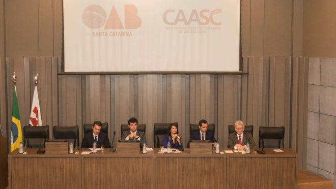 OAB-SC negou inscrição de delegado aposentado sem prestar exame. TRF-4 concedeu direito.
