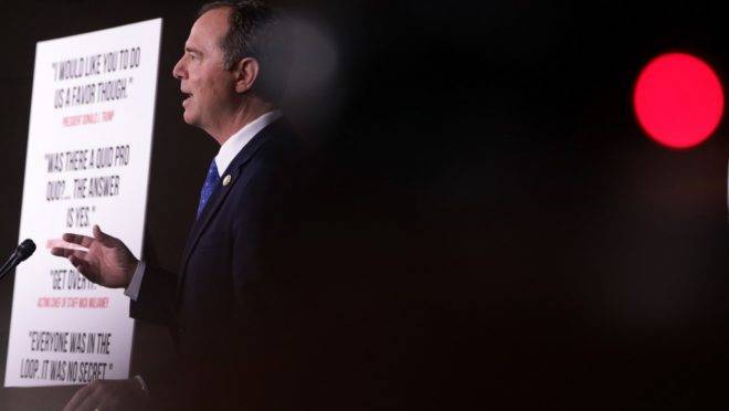 O presidente do Comitê de Inteligência da Câmara dos Deputados dos EUA, Adam Schiff, divulga relatório do inquérito de impeachment contra Donald Trump, 3 de novembro de 2019