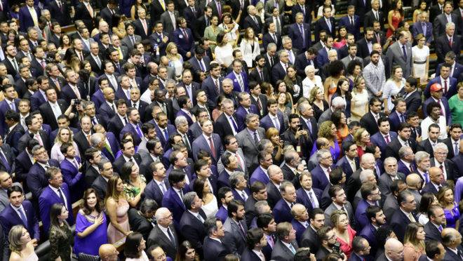 Salário médio na Câmara dos Deputados é de R$ 24 mil, mais que o dobro do salário dos sonhos do brasileiro.