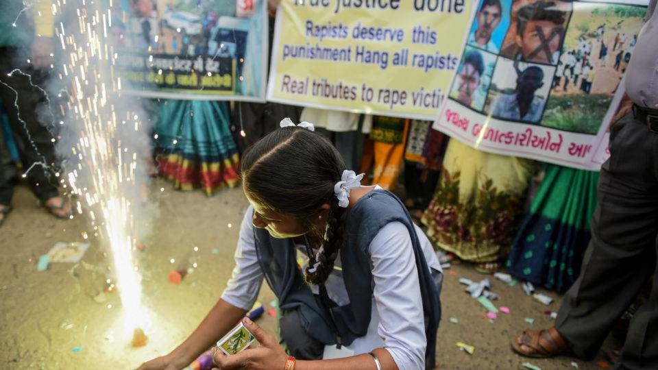 Indianos comemoram a morte de suspeitos de estupro coletivo e assassinato