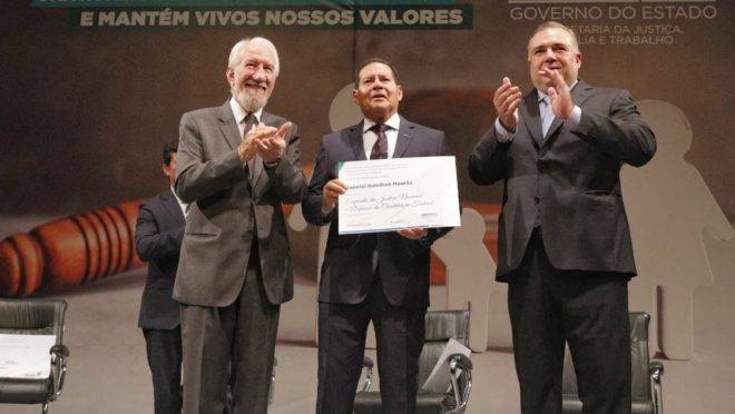 Vice-presidente Hamilton Mourão recebeu homenagem do Governo do Paraná