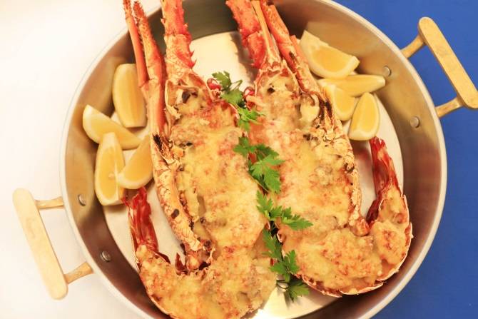 Lagosta à thermidor com batatas fritas, do restaurante Acqua Plage, de Florianópolis - publicada pela Bom Gourmet em 2017. Lagosta à thermidor com batatas fritas, do restaurante Acqua Plage, de Florianópolis - publicada pela Bom Gourmet em 2017.