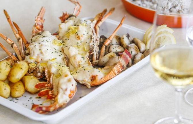 Lagosta à Newburg, com receita publicada pela Bom Gourmet. Lagosta à Newburg, com receita publicada pela Bom Gourmet.