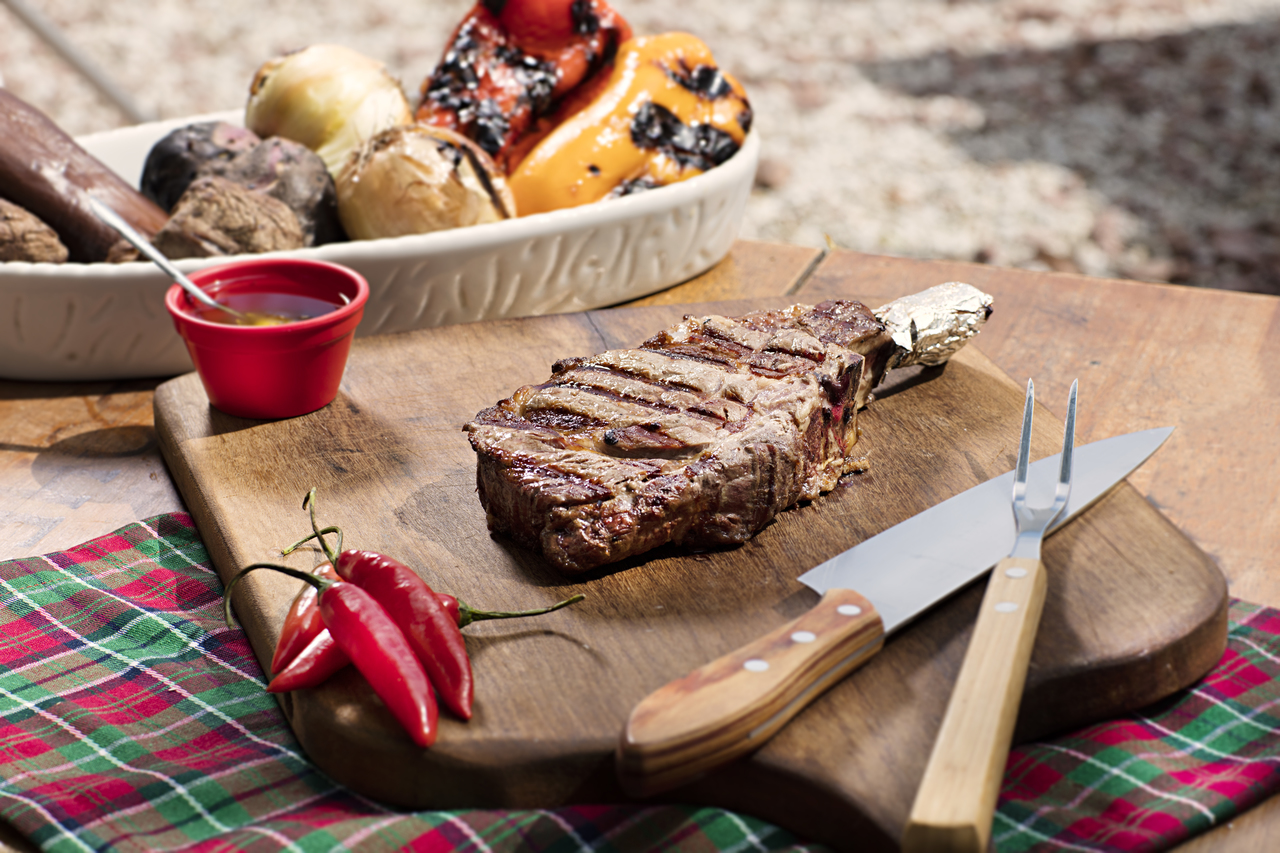O churrasco é um prato que exige alguns cuidados.