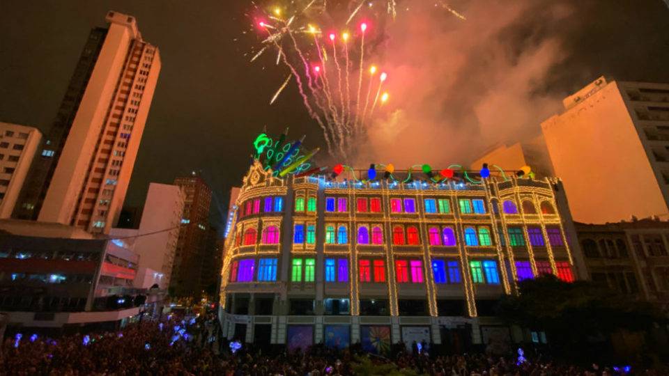 Muitas cores e tecnologia marcam a estreia do coral de Natal do Palácio Avenida Estreia do Natal do Palácio Avenida reuniu 16 mil pessoas