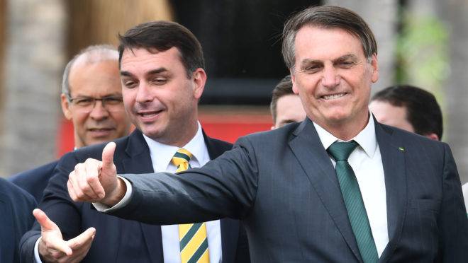 Bolsonaro e o filho, Flávio, durante lançamento do partido Aliança pelo Brasil: em família.
