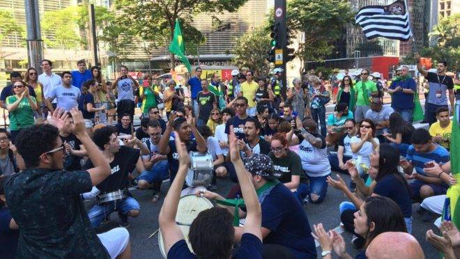 Em São Paulo, manifestantes se reuniram na Avenida Paulista, por volta das 15 horas