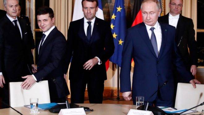 O presidente da Ucrânia, Volodymyr Zelenski (à esq.); o presidente da França, Emmanuel Macron (centro) e o presidente da Rússia, Vladimir Putin, em encontro com a chanceler alemã Angela Merkel sobre o conflito na Crimeia, em Paris, 9 de dezembro de 2019