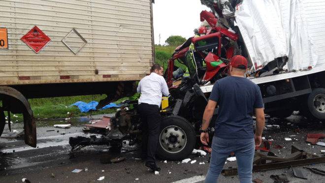 Acidente na BR-116, em São José dos Pinhais, envolveu cinco veículos.