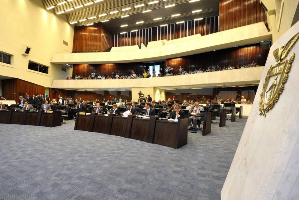 Deputados estaduais irão votar mudança na previdência dos servidores do Paraná.