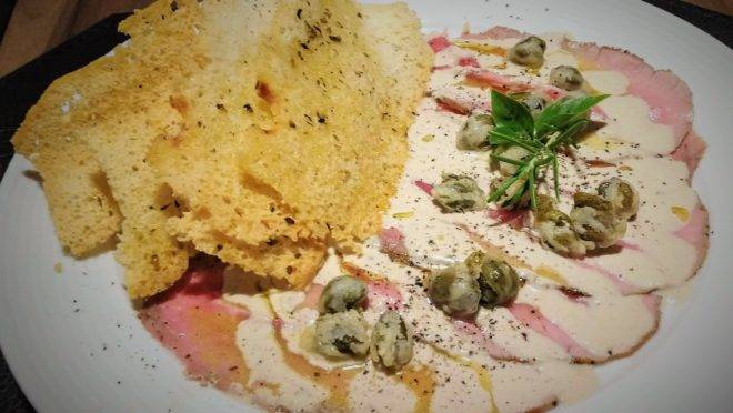 Vitello tonnato, clássico da cozinha italiana, é uma das entradas do menu executivo do Euro Bistrô.