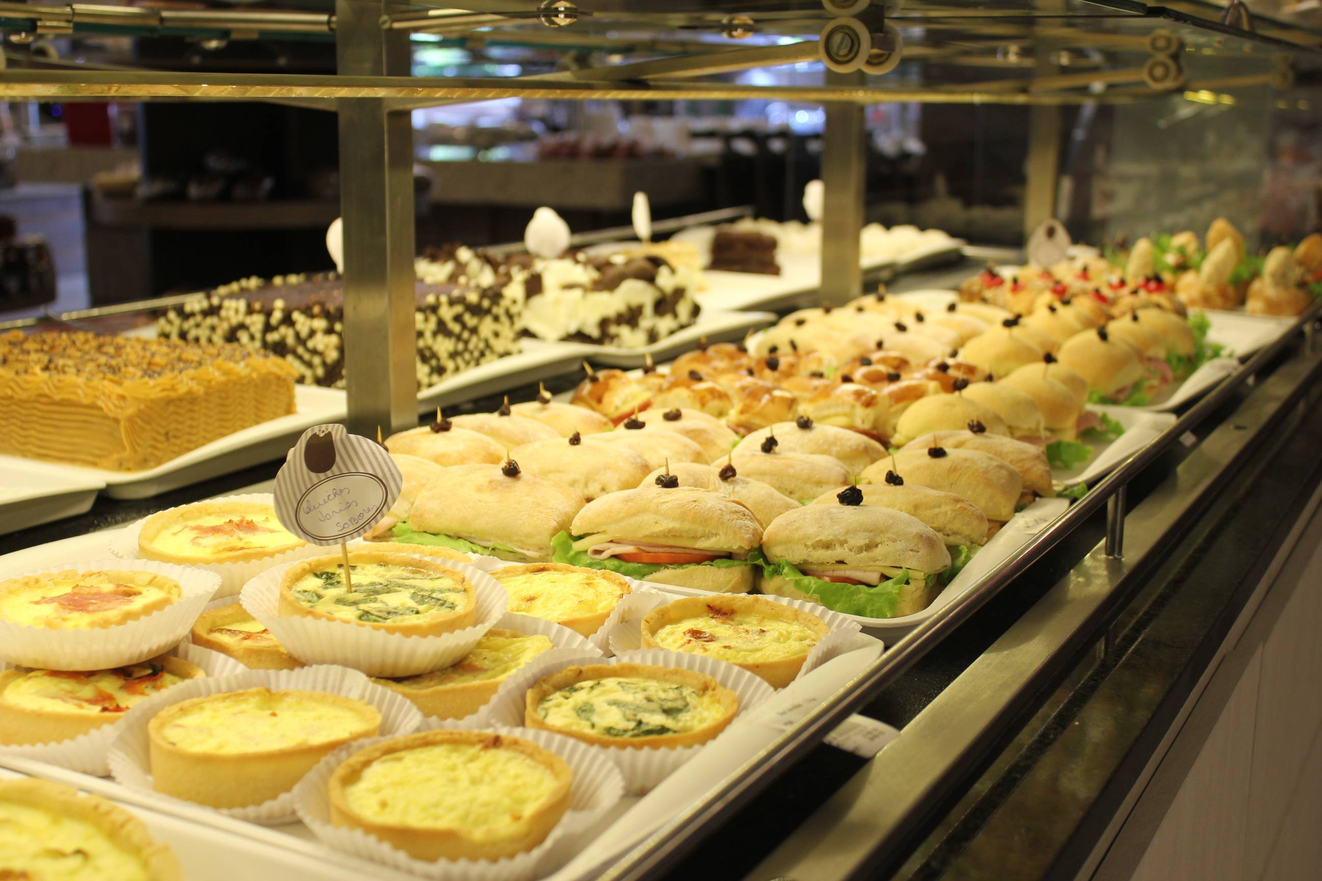 Detalhe do buffet de café colonial da Padaria Brioche