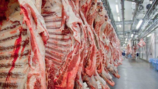 Segundo o IBGE, a carne ficou 8,09% mais cara, com aumento em todos os cortes, do fígado (+3,03%) ao coxão mole (+12,49%).