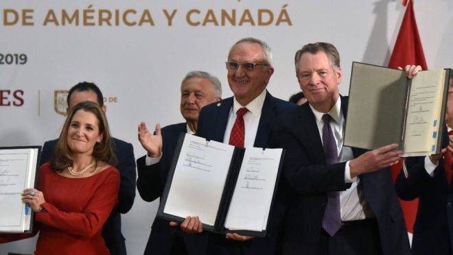 A vice-primeira-ministra do Canadá, Chrystia Freeland; o representante de comércio dos EUA, Robert Lighthizer (dir.); e o negociador mexicano Jesus Seade assinam acordo ao lado do presidente do México, Andrés Manuel López Obrador, em Cidade do México, 10 de dezembro de 2019